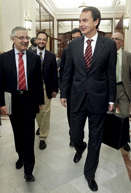 El presidente del Gobierno, José Luis Rodríguez Zapatero, a su llegada esta mañana al Congreso de los Diputados, acompañado por el ministro de Fomento, José Blanco.