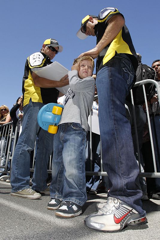 El piloto texano Colin Edwards ha querido estar muy cerca de su afición.