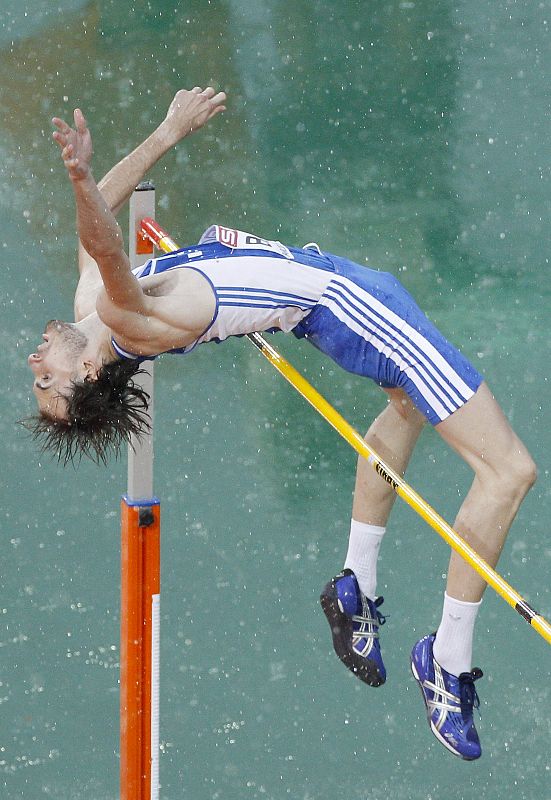 El atleta griego Konstadínos Baniótis durante uno de sus saltos en la final de salto de altura.
