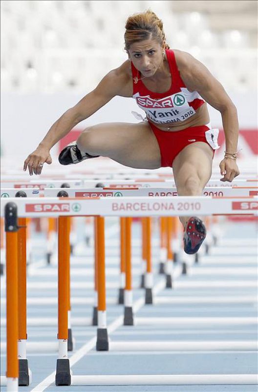 La atleta turca Nevin Yanit durante su participación en la primera serie de la prueba de 100 m vallas en el Campeonato de Europa de Atletismo Barcelona.