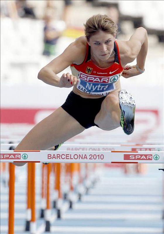 La atleta alemana Carolin Nytra durante su participación en la tercera serie de la prueba de 100 m vallas en el Campeonato de Europa de Atletismo Barcelona 2010.