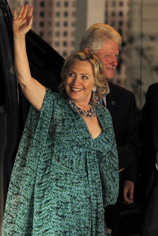Hillary Clinton junto a su marido en la fiesta tras el enlace de su hija Chelsea.