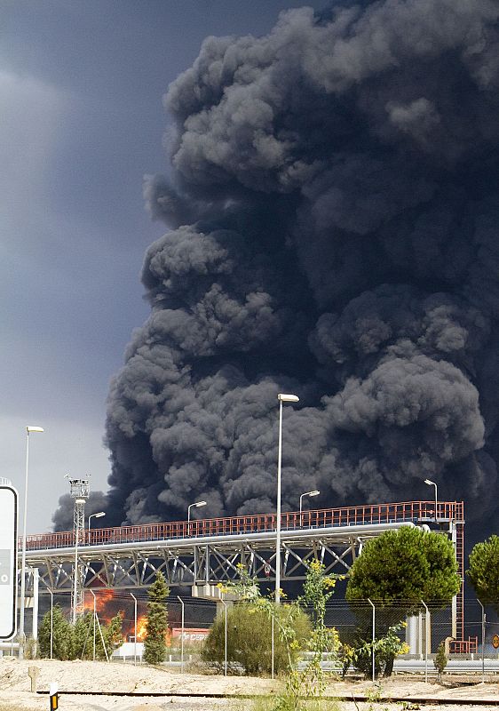 Imagen del humo que ha generado el incendio en la refinería