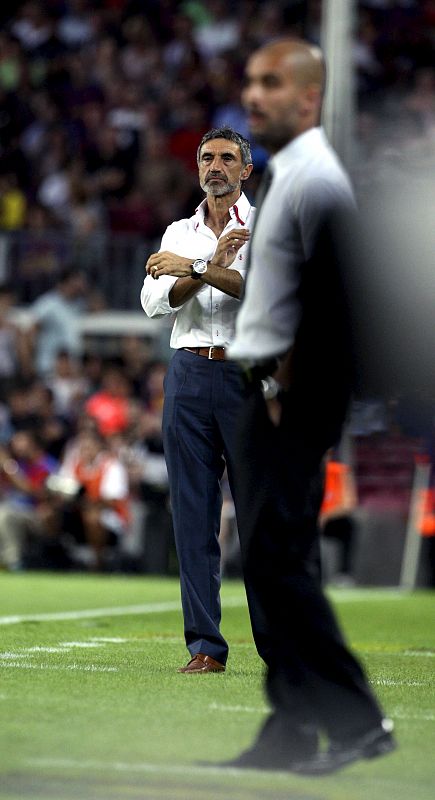 Pep Guardiola y Antonio Álvarez (i), dan instrucciones a sus jugadores durante el partido.