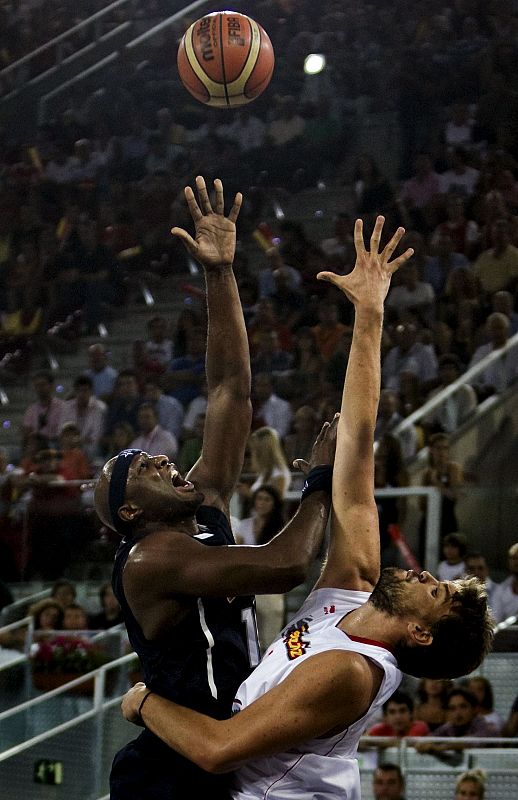 El pívot la selección española Marc Gasol (d), intenta taponar el lanzamiento del pívot de Estados Unidos Lamar Odom.