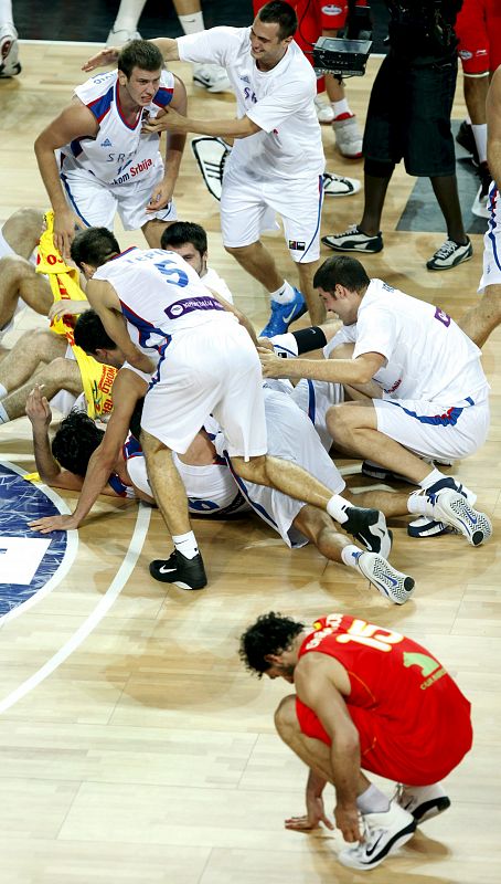 Los jugadores serbios celebran el pase a semifinales del Mundial con una montonera, ante la desolación de Jorge Garbajosa.
