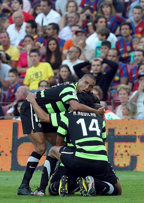 El guardamete del Hércules, Juan Calatayud, bloquea el balón ante la presencia de David Villa.