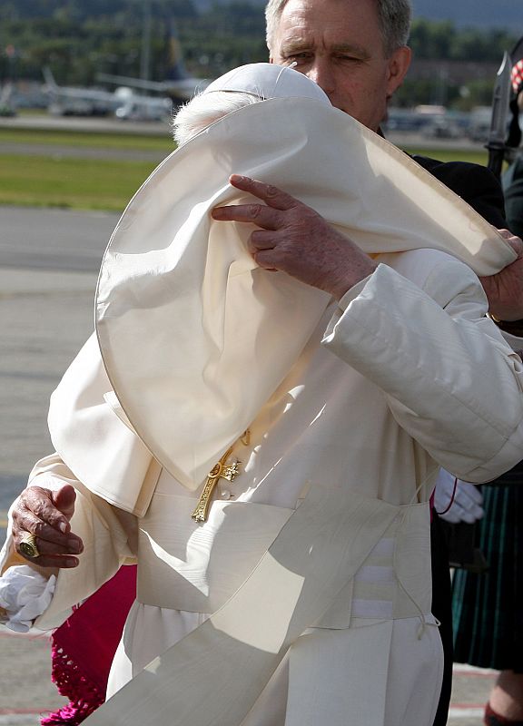 El viento ha provocado un pequeño altercado en la llegada de Benedicto XVI