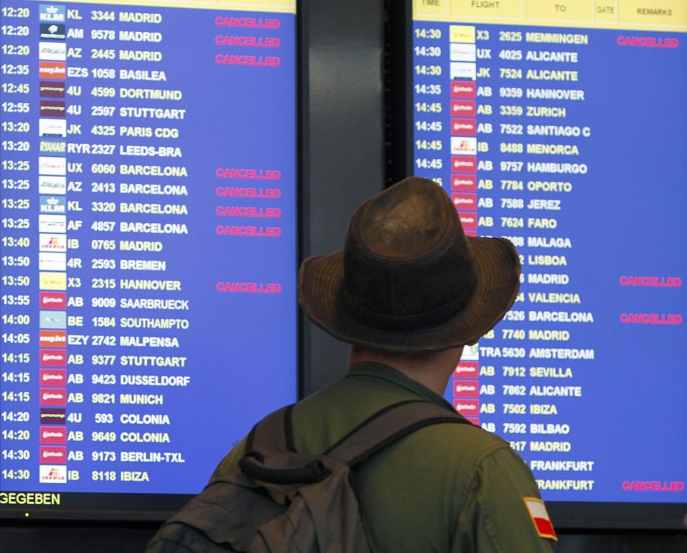 Un hombre mira un panel con las salidas en el aeropuerto de Palma de Mallorca. Los servicios mínimos pactados fijaron un 50% de los vuelos entre islas, y entre la península y las islas.