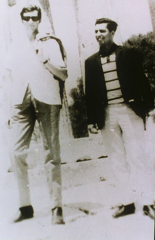 El escritor argentino Julio Cortazar y Mario Vargas Llosa en la isla de Hidra en Grecia en 1967.