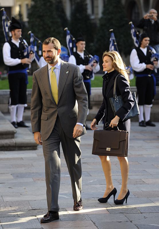 Don Felipe y Doña Letizia han sido recibidos entre aplausos por los ovetenses a su llegada este jueves a la capital de Asturias