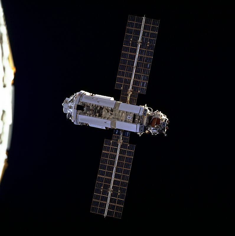 El módulo Zarya esperando la llegada del Endeavour con el módulo Unity a bordo fotografiado desde este en la misión STS-88