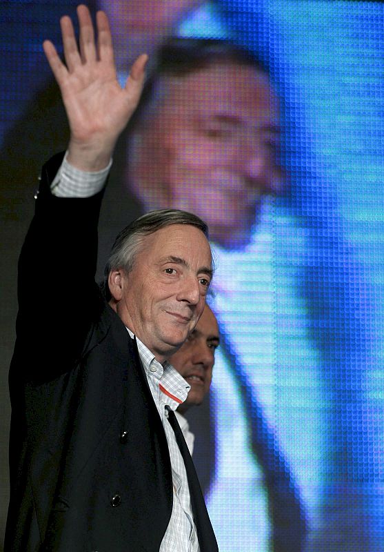 Imagen de archivo tomada el 28 de junio de 2009 que muestra a Néstor Carlos Kirchner, ex presidente de Argentina (2003-2007), y a su esposa y actual mandataria de ese país, Cristina Fernández