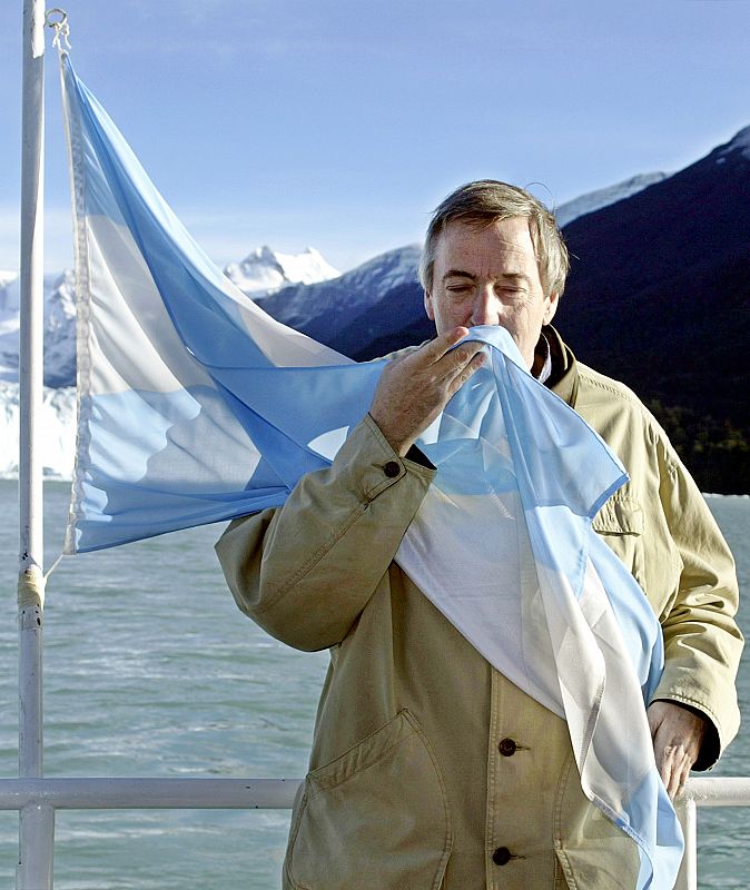 Néstor Kirchner besa la bandera argentina frente al glaciar Perito Moreno (El Calafate) tras ser elegido presidente de Argentina