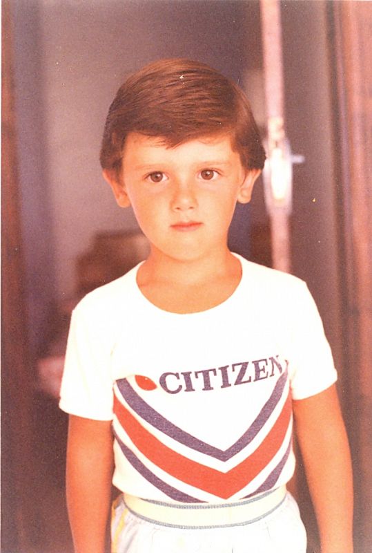 El candidato de Ciutadans, aquí en una imagen cuando era pequeño, cumple 31 años en plena campaña electoral