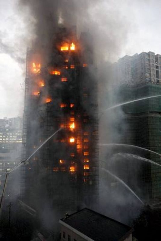 Cientos de bomberos chinos han luchado para apagar el incendio en el rascacielos