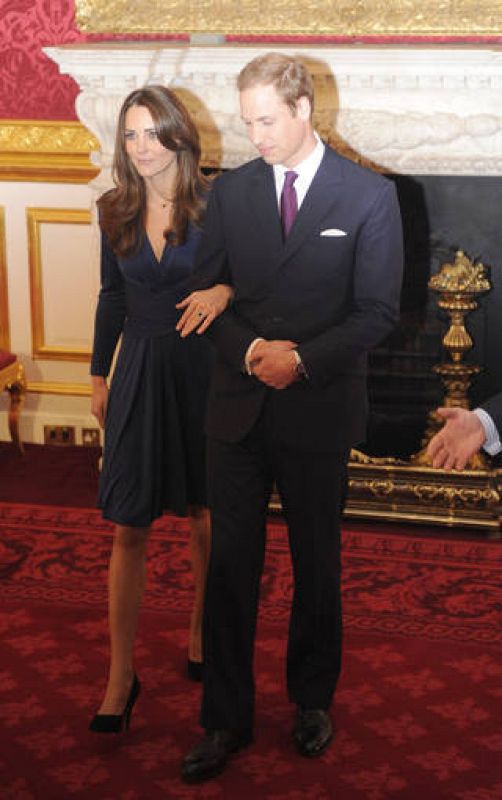 Kate Middleton ha elegido un vestido azul para hacer público su compromiso con el príncipe Guillermo de Inglaterra