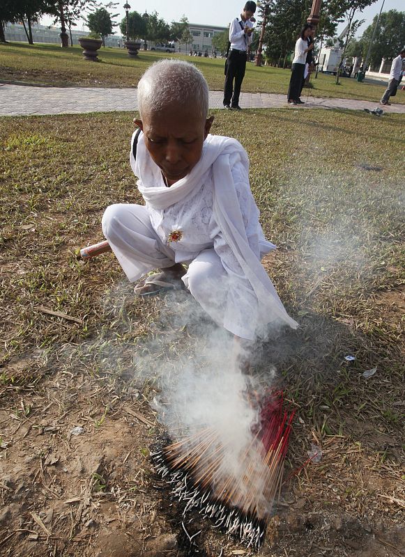 Una monje budista camboyana quema durante la ceremonia en honor a las víctimas