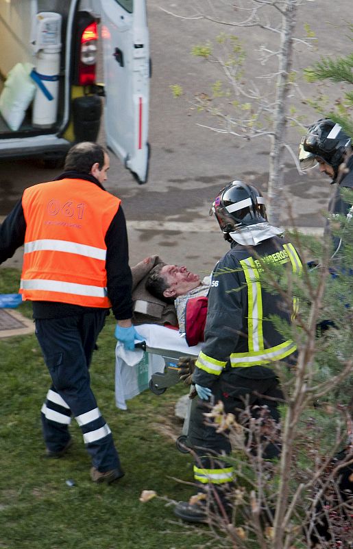 Uno de los heridos en el accidentes es evacuado a un hospital por los servicios de emergencia.