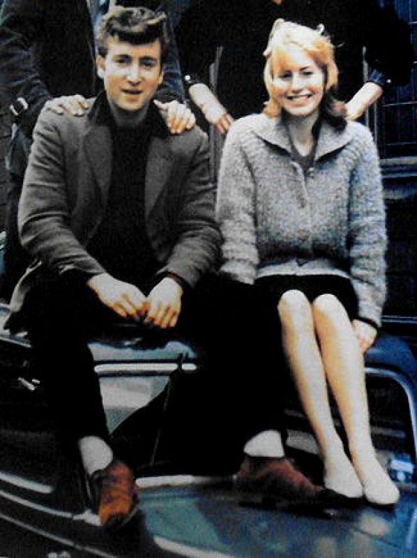 John Lennon junto a su primera mujer, Cynthia Powell,