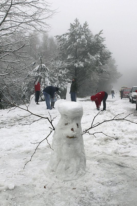 Un muñeco de nieve confeccionado junto a un arcén de la carretera A-52 a su paso por el término de Melón.