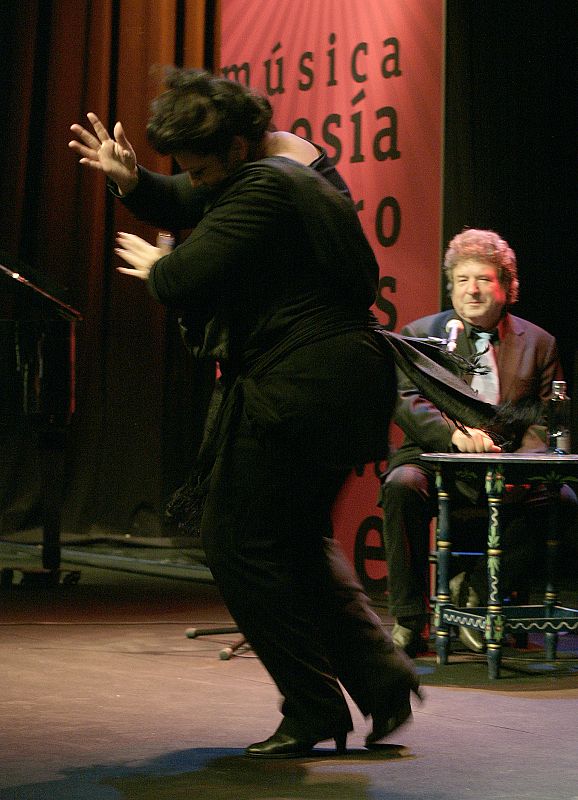 Enrique Morente, al piano, el 17 de diciembre de 2009, en la gala de recepción del Premio Especial Ojo Crítico 2009 a él y su elenco celebrada en el Círculo de Bellas Artes de Madrid.