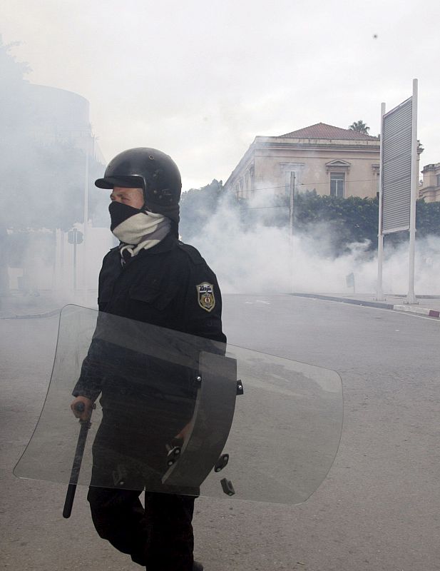 La policía intenta disolver una manifiestación con el lanzamiento de gases lacrimógenos en una calle de Túnez