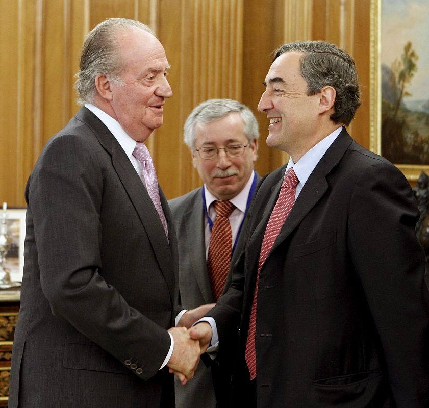 El Rey saluda al presidente de la CEOE, Juan Rosell, durante la audiencia en el Palacio de la Zarzuela