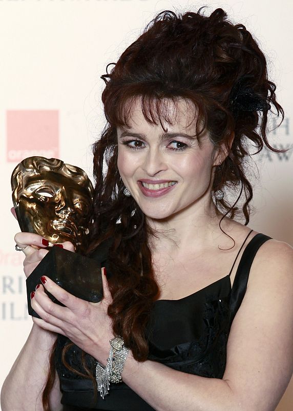 Helena Bonham Carter posa con su Bafta en el Royal Opera House de Londres