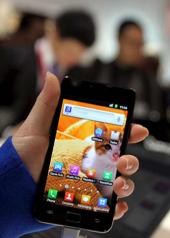 Una persona muestra el nuevo 'smartphone' de Samsung, el  'Galaxi SI'