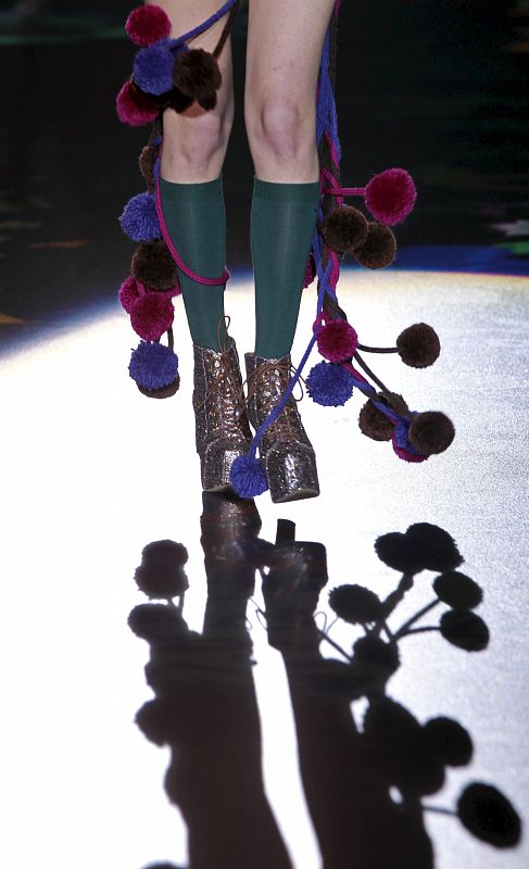 Las borlas de colores también adornaron las piernas de las modelos. Una colección inspirada en las divas mexicanas Frida Kahlo y María Félix.