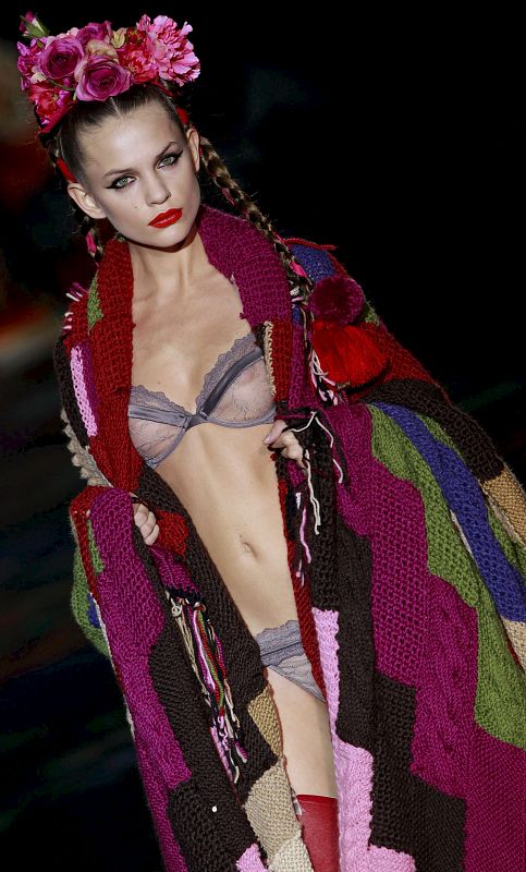 Las modelos desfilaron tocadas con las pieles de Silvina Marotti y con ls joyas de Rabat.