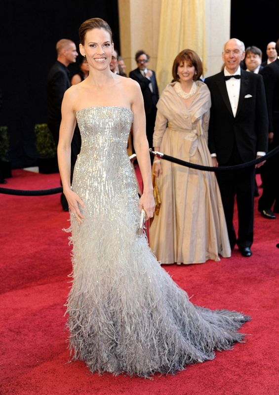 Hillary Swank lució uno de los modelos más aclamados. Este vestido en tono 'gris ostra' con falda cuajada de plumas