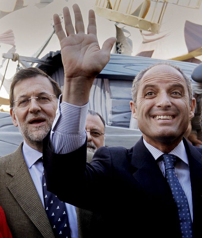 Mariano Rajoy y Francisco Camps saludan durante la visita que han realizado a la falla Convento Jerusalén, ganadora del primer premio de la sección especial en Valencia