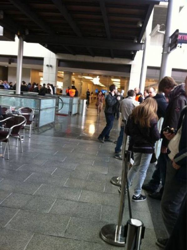 A primera hora de la mañana ya había bastantes personas esperando en la puerta de la tienda