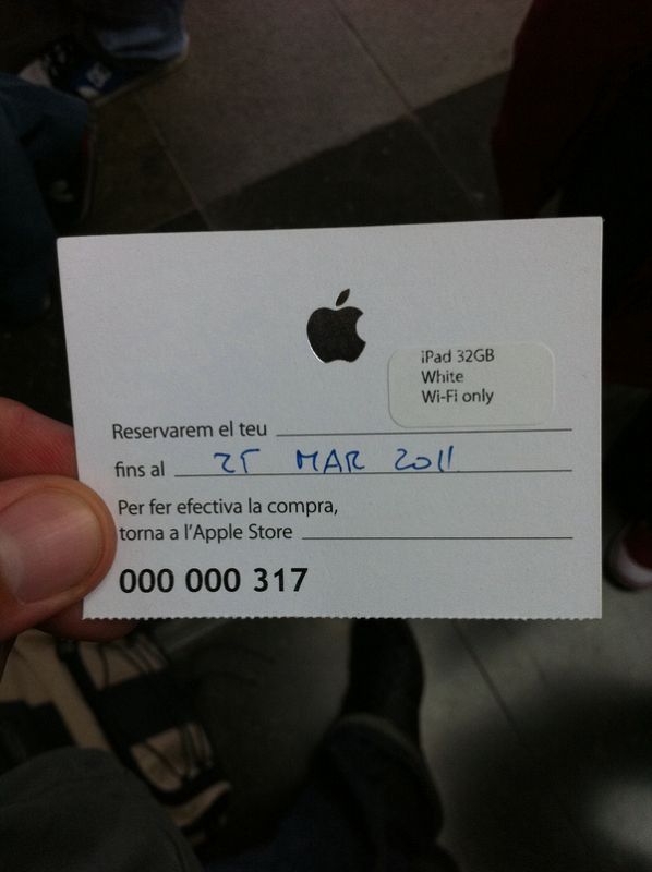En las Apple Store se han repartido tickets para que no hubiera problemas al comenzar la venta de iPads