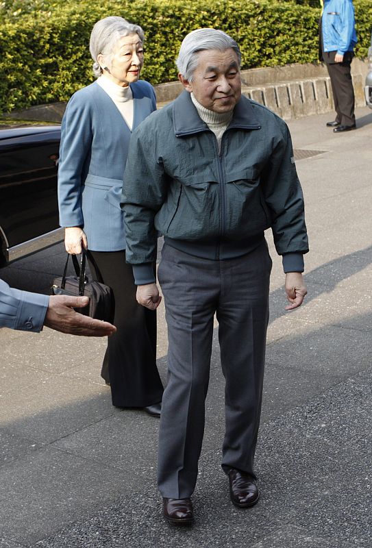 El emperador Akihito y la Emperatriz Michiko visitan a los evacuados del terremoto y del tsunami del 11 de marzo de 2011