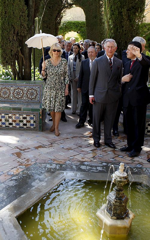 El Príncipe de Gales, Carlos de Inglaterra, pasea junto a su esposa, Camila, Duquesa de Cornualles, por los jardines del Real Alcázar de Sevilla