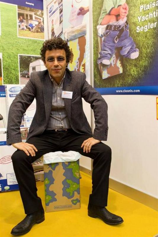 El inventor francés Laurent Helewa presenta su invento, el "The Carebag Toilet Kit", un water reusable