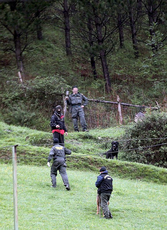 Son presuntos miembros 'legales' dedicados a la distribución de armas y explosivos a la banda