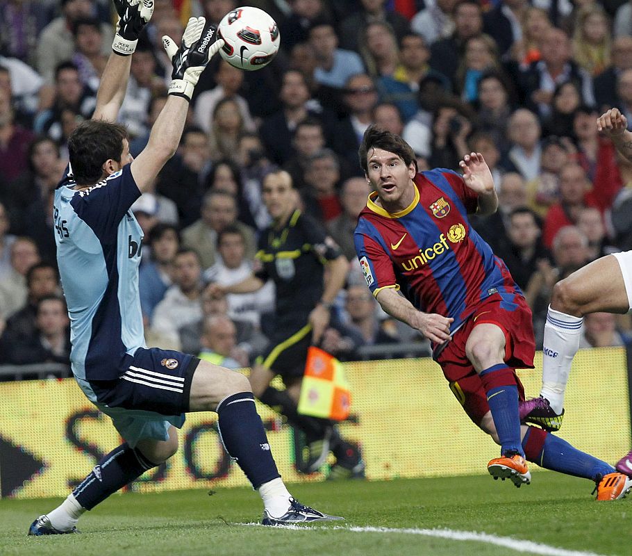Messi intentó sorprender a Casillas con una vaselina en el minuto 18 de la primera parte.