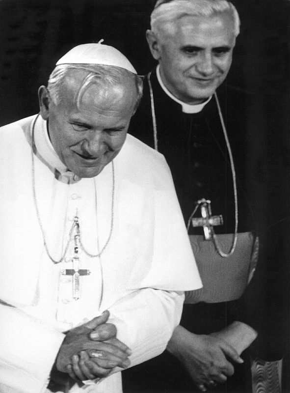 Juan Pablo II y el cardenal Joseph Ratzinger, su sucesor en la Silla de Pedro, tuvieron una relación estrecha. Esta imagen fue tomada en Múnich (Alemania) en noviembre de 1980