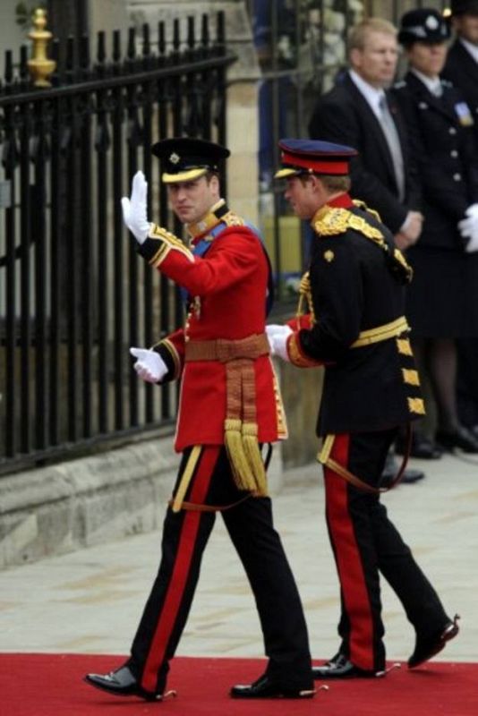 El príncipe Guillermo, acompañado por su hermano Enrique, entra en la abadía de Westminster.