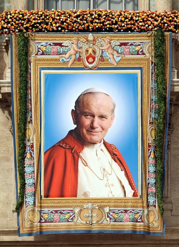 Un tapiz con la imagen del papa Juan Pablo II ha sido descubierto tras la beatificación.