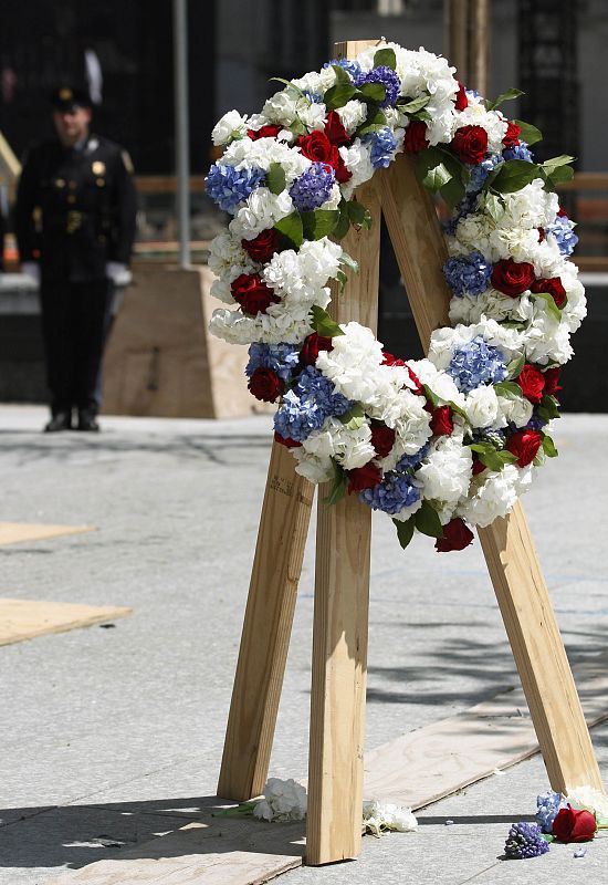 Vista más próxima de la corona de flores que ha depositado Obama