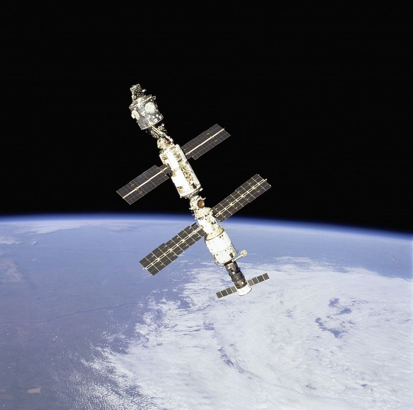 La primera configuración habitable de la Estación Espacial Internacional. De arriba a abajo: Unity, Zarya y Zvezda con una cápsula Soyuz acoplada