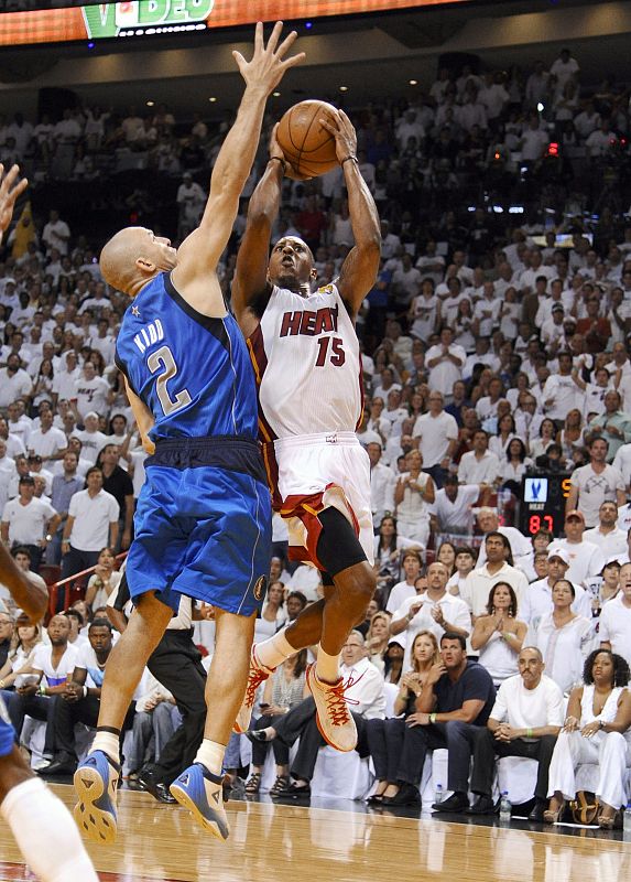 El jugador Mario Chalmers (d) de los Heat de Miami disputa el balón con Jason Kidd (i) de los Mavericks de Dallas.