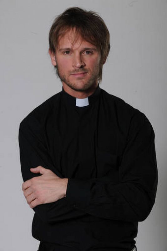  Leandro es hermano de Román, sacerdote y director de un orfanato en 'Amar de nuevo'. Está interpretado por Nicolás Mele.
