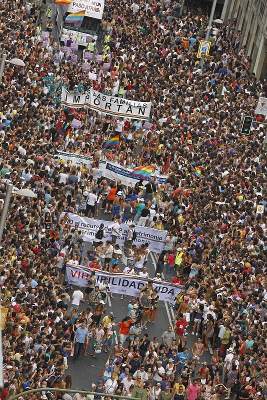 Vista general a su paso por la Gran Vía, de la manifestación estatal del Orgullo Gay,