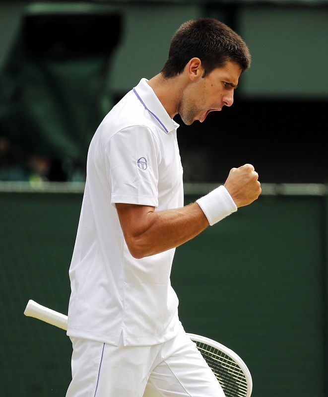 Novak Djokovic celebra un punto ante Rafa Nadal